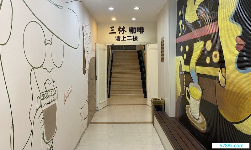 三林咖啡馆进口处的长椅和楼梯（佟鑫摄）